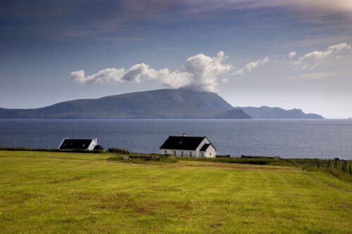 Freepix Photo: Farm home by the sea in Ireland